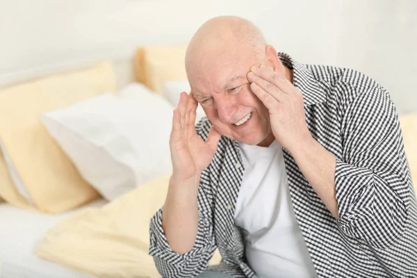 Senior man suffering from headache — Stock Photo, Image