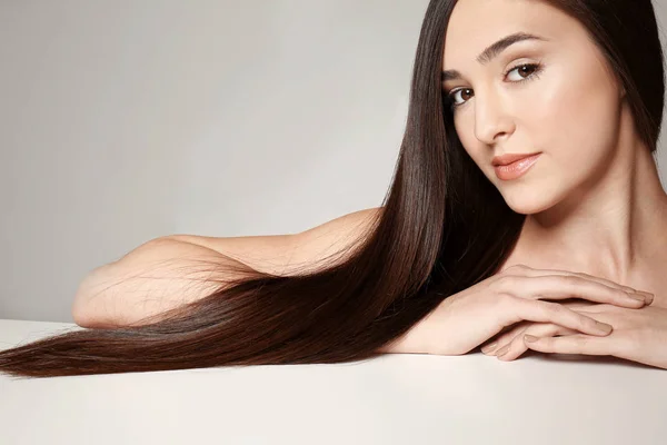 Nő, hosszú, egyenes haj — Stock Fotó