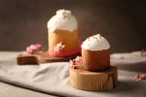 Stand en bois avec gâteau de Pâques — Photo