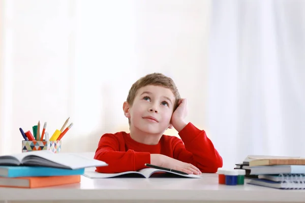 Schooljongen Huiswerk Aan Tafel Kamer — Stockfoto