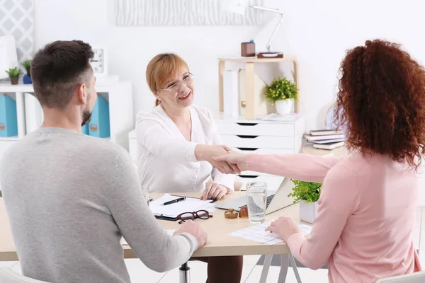 Junges Paar unterzeichnet Vertrag — Stockfoto