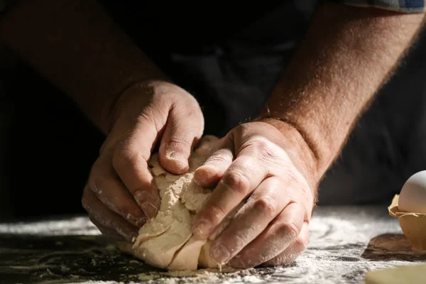 Hombre haciendo masa en la cocina —  Fotos de Stock