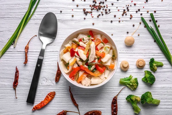 Sopa de macarrão de frango na tigela — Fotografia de Stock