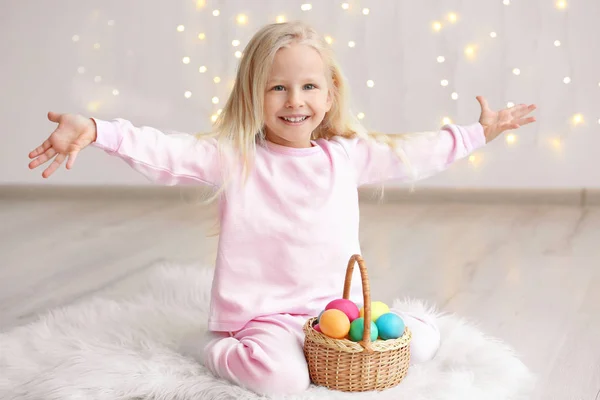 Meisje met mand vol paaseieren — Stockfoto