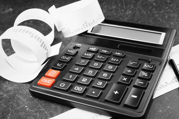 Калькулятор с лентой, крупным планом
