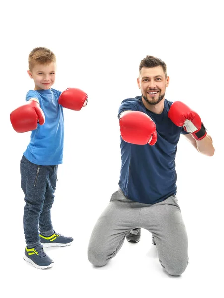 Pai e filho durante o treinamento de boxe — Fotografia de Stock