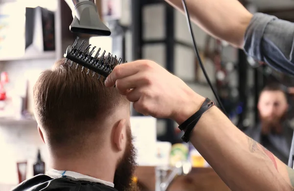 Barber att göra moderna manliga frisyr — Stockfoto