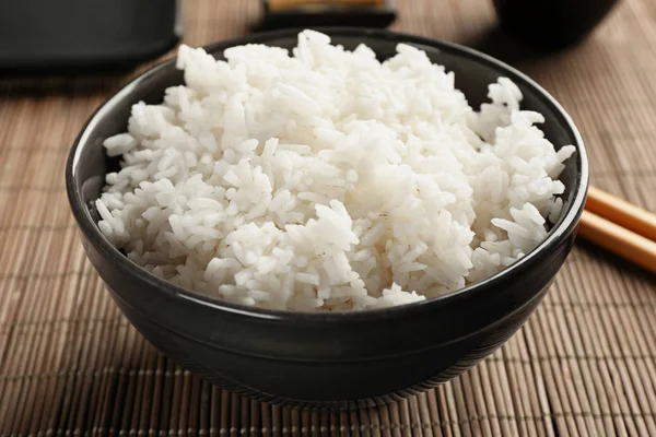 Bambu hasır üzerinde pirinç