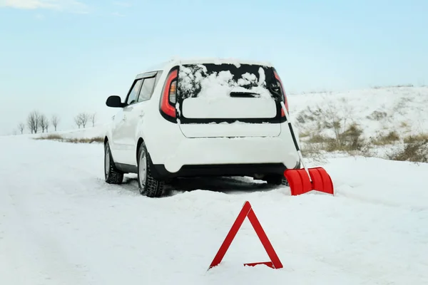 Auto ja hätäpysäytysmerkki — kuvapankkivalokuva