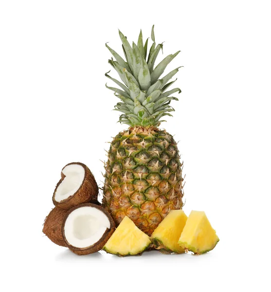 Färsk ananas och kokosnötter — Stockfoto