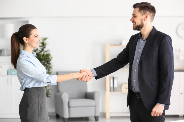 Gerente e cliente apertando as mãos — Fotografia de Stock