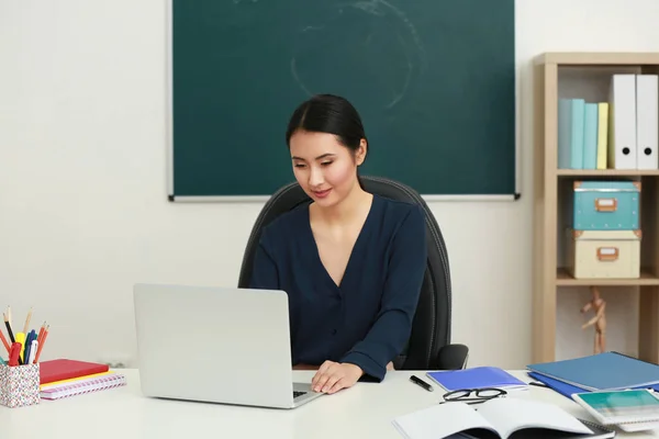 Portret van Aziatische vrouwelijke leraar — Stockfoto