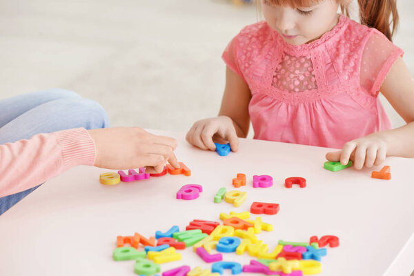 девушка в кабинете логопеда
