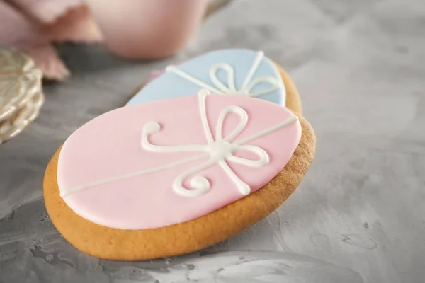 Forma de ovo criativo Biscoitos de Páscoa no fundo cinza — Fotografia de Stock