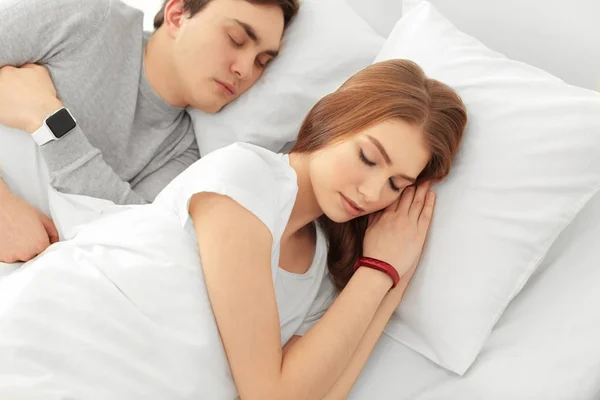 Pareja Joven Con Rastreadores Sueño Descansando Cama Casa — Foto de Stock