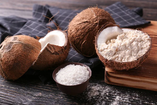 Орехи и кокосовая мука в миске — стоковое фото