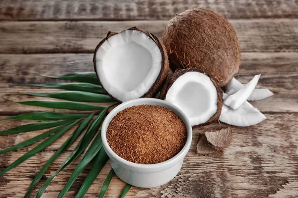 Schüssel mit braunem Zucker und Kokosnuss — Stockfoto