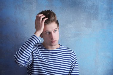 Yakışıklı genç adam.