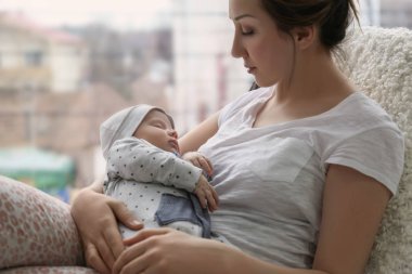 Sevimli uyuyan bebek evde olan kadın