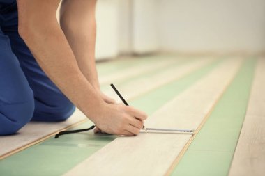 Erkek işçi eller yükleme laminat döşeme