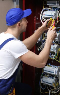 telleri bağlarken elektrikçi 