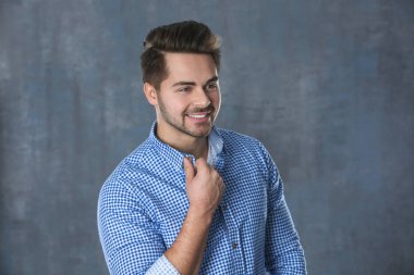 Yakışıklı genç adam. 