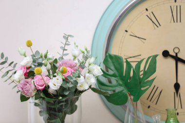 Taze çiçekler ile güzel kompozisyon 