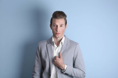 Yakışıklı genç adam.