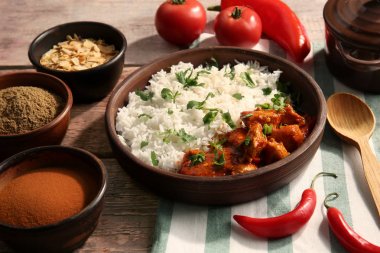 Kase lezzetli tavuk tikka masala, pirinç ve baharat ahşap tablo