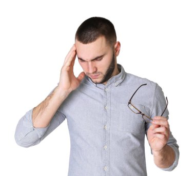 Başı ağrıyan yakışıklı genç adam.