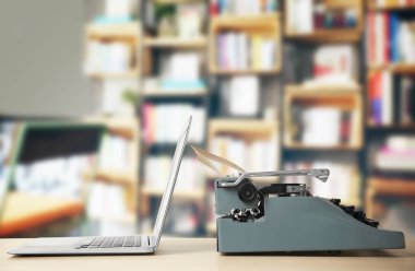 Eski Daktilo ve dizüstü 