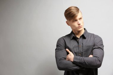 Yakışıklı genç adam. 