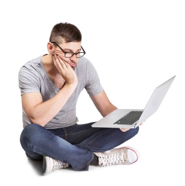 Beyaz arka plan üstünde laptop ile yakışıklı programcı