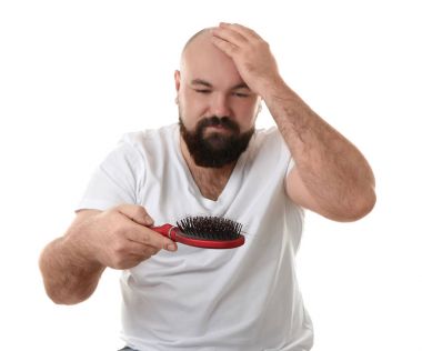 Saç fırçası ile kel adam