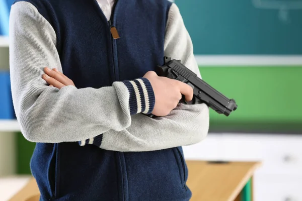 Teenage boy with gun — Stock Photo, Image