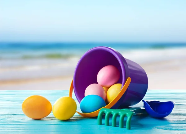 Velikonoční vajíčka s batoletem beach kit — Stock fotografie
