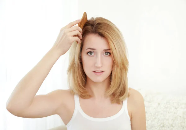 Mulher Bonita Escovando Cabelo Casa — Fotografia de Stock