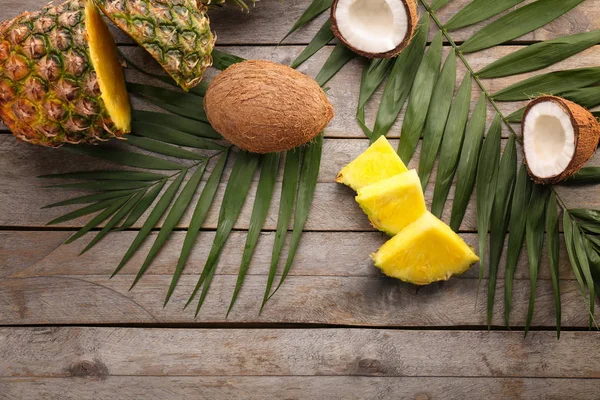 Sammansättningen av färsk ananas och kokosnötter — Stockfoto