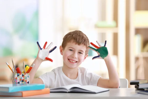 Счастливый Мальчик Руками Красочных Красках Помещении — стоковое фото