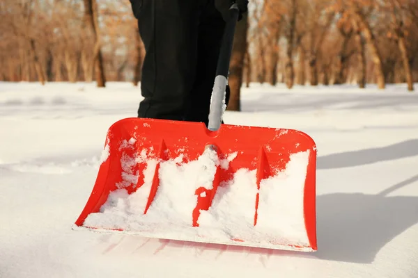 Mężczyzna usuwania śniegu — Zdjęcie stockowe