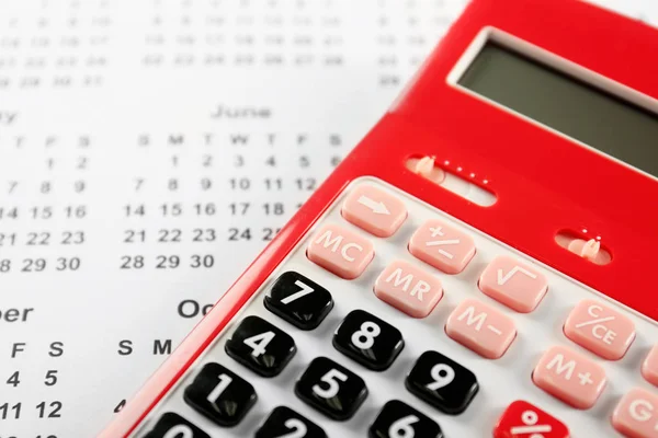 Calculadora vermelha no calendário — Fotografia de Stock