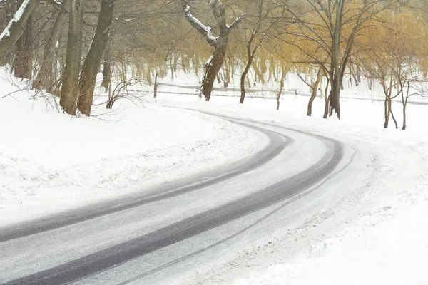 Sporen van banden op sneeuw vallen weg — Stockfoto