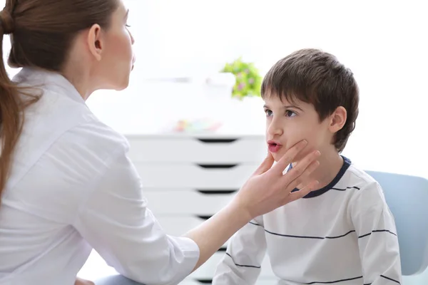 Jongen op kantoor van de logopedist — Stockfoto