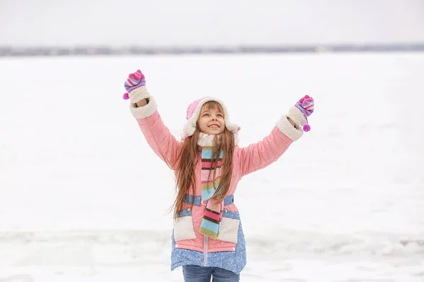 Fröhliches Mädchen, das Spaß hat — Stockfoto