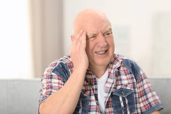 Starší muž trpící bolestí hlavy — Stock fotografie