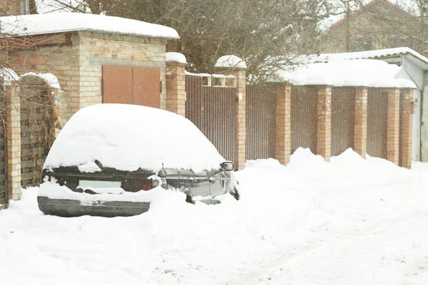 Carro estacionado coberto de neve — Fotografia de Stock