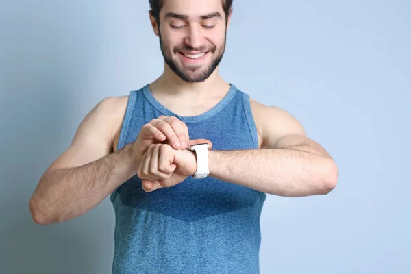 Bello giovanotto con fitness tracker — Foto Stock