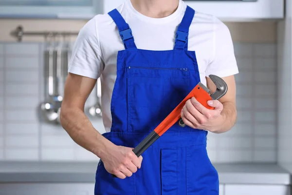 Młody pracownik w kuchni — Zdjęcie stockowe