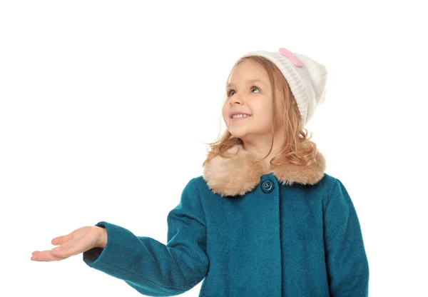 Menina bonito em roupas quentes no fundo branco — Fotografia de Stock