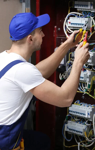 Elektrikář připojení vodičů — Stock fotografie